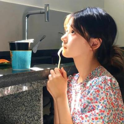 当红小花被曝机场牵手女助理，连日来演唱会后台画面流出